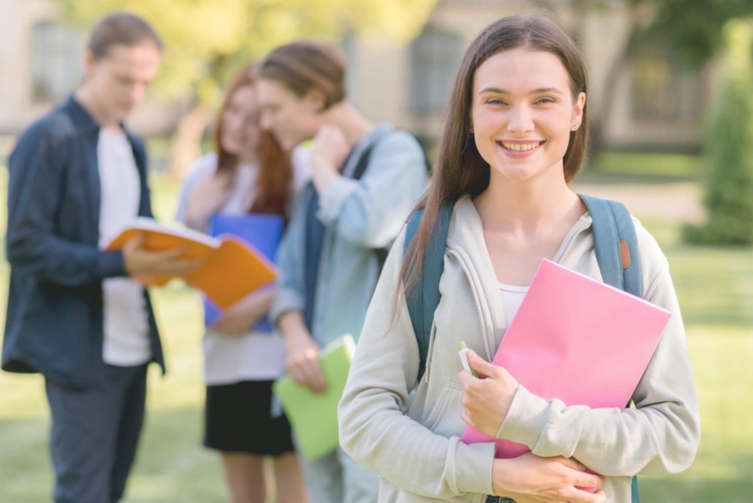 Tavolo di lavoro con quaderni aperti e appunti per la scrittura autobiografica
